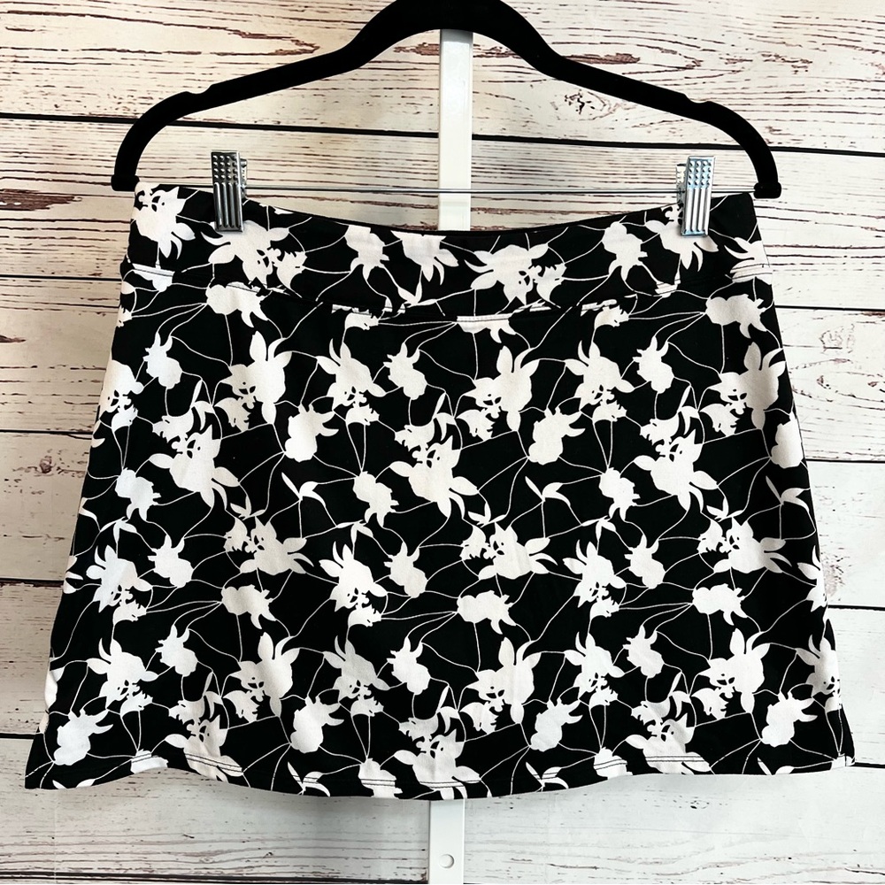 Tranquility Chic Black and White Floral Skort Medium